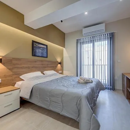 公寓 2 Bedroom Terrace & Side Sea Views, 3 Min To *